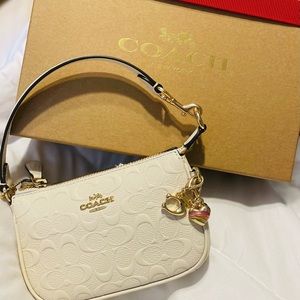 A cute coach bag you can’t miss out on.